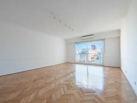 Excelente noveno piso al contrafrente de living-comedor, 3 dormitorios, baulera y cochera espacio.
