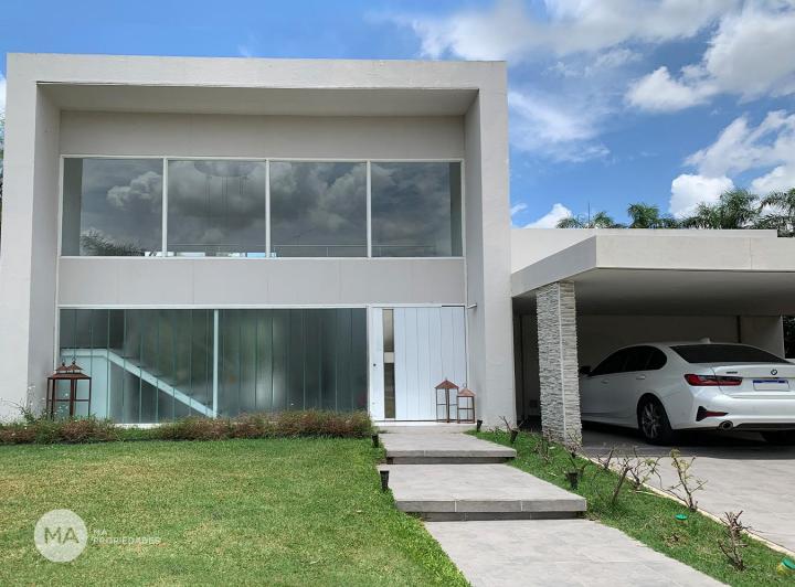Casa · 211m² · 5 Ambientes · 2 Cocheras