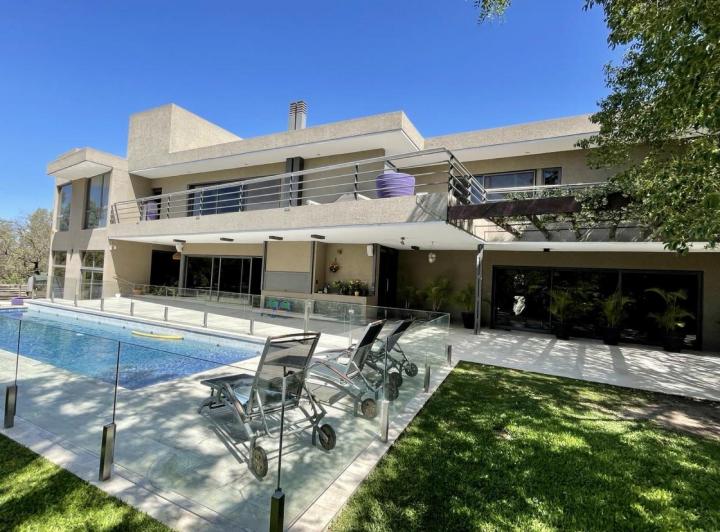 Casa · 600m² · 4 Ambientes · 3 Cocheras