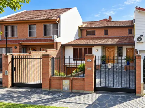Casa 5 amb, 25 m de fondo, garage/cochera (5 autos), muy cerca de av y tren.