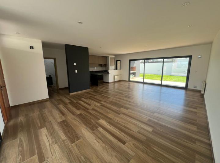 Casa · 212m² · 6 Ambientes · 2 Cocheras