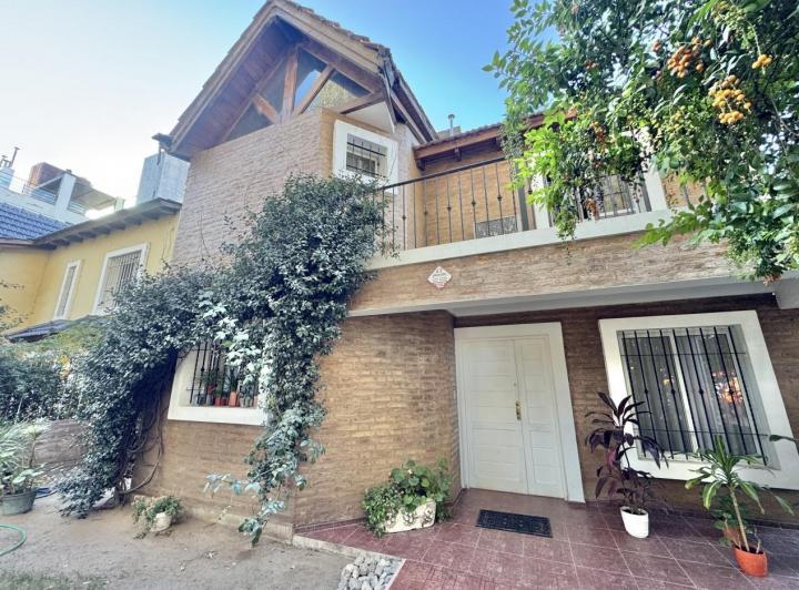 Casa · 260m² · 6 Ambientes · 2 Cocheras
