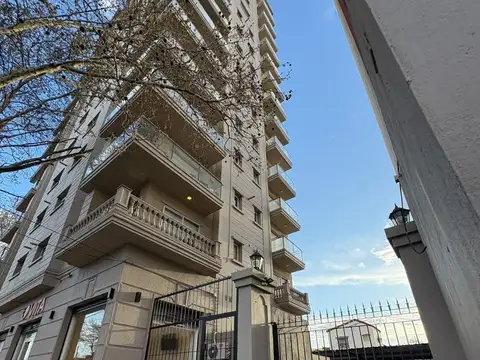 Departamento 4 ambientes con 2 cocheras y 2 bauleras, en banfield este
