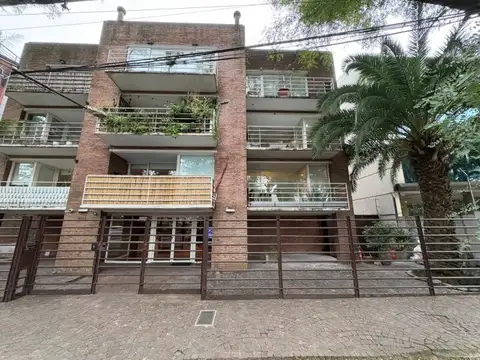 Venta | 3 ambientes sobre av. libertador en acassuso | patio, parrilla, cochera y baulera