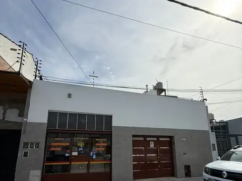Venta local con vivienda integrada - fondo libre - a refaccionar - lomasdel mirador