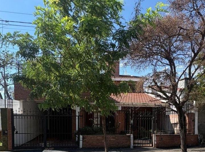 Casa · 275m² · 9 Ambientes · 4 Cocheras