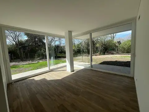 Planta baja con jardín en bosque pilar - en venta