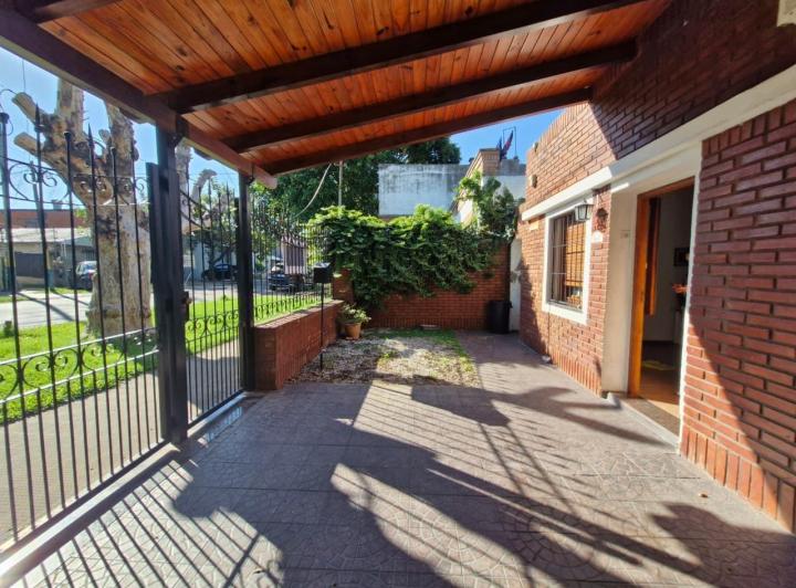 Casa · 255m² · 6 Ambientes · 1 Cochera