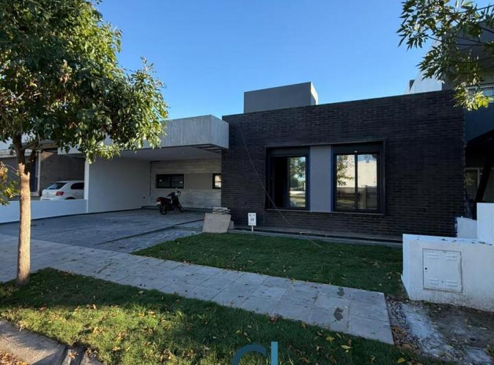 Casa · 215m² · 4 Ambientes · 2 Cocheras