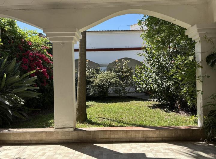 Casa · 230m² · 5 Ambientes · 2 Cocheras