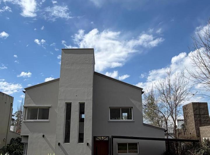 Casa · 180m² · 5 Ambientes · 2 Cocheras