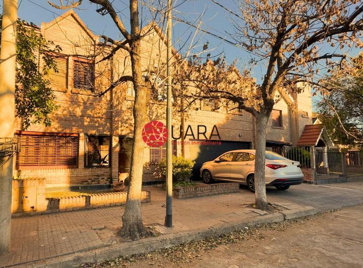 Casa · 270m² · 5 Ambientes · 2 Cocheras