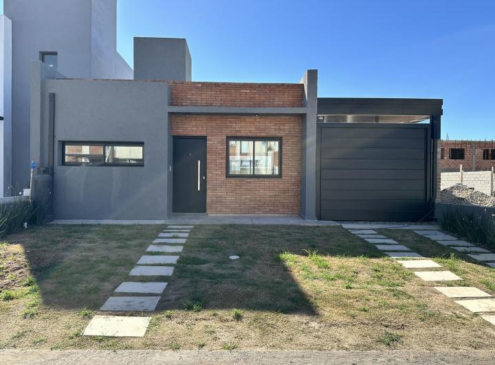 Casa · 104m² · 4 Ambientes · 1 Cochera