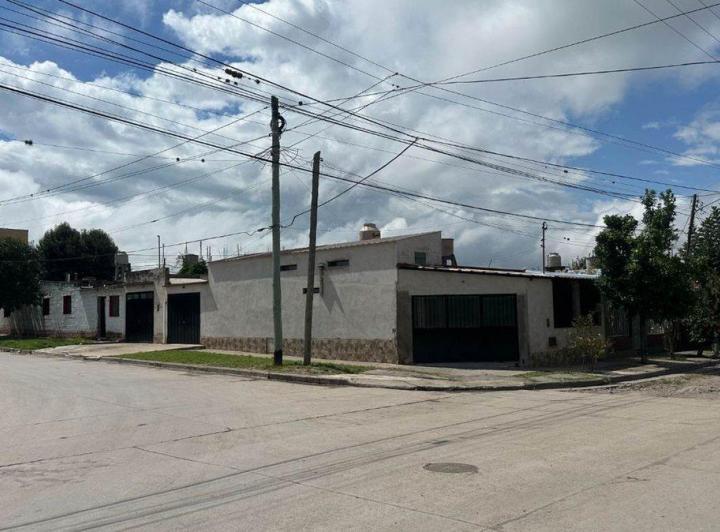 Casa · 140m² · 4 Ambientes · 3 Cocheras