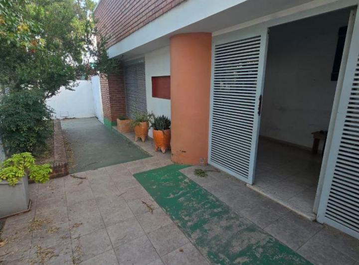 Casa · 650m² · 15 Ambientes · 1 Cochera