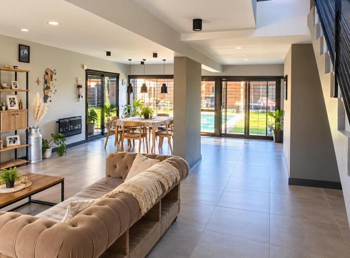 Casa · 210m² · 6 Ambientes · 2 Cocheras