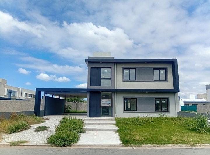 Casa · 230m² · 4 Ambientes · 3 Cocheras