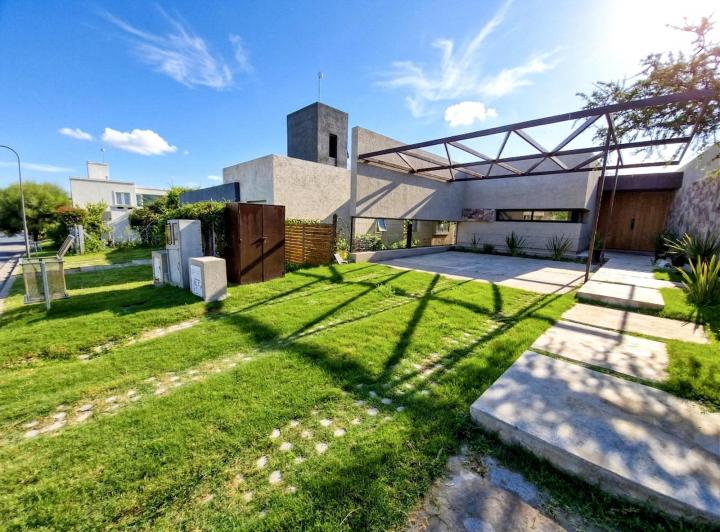 Casa · 188m² · 5 Ambientes · 2 Cocheras