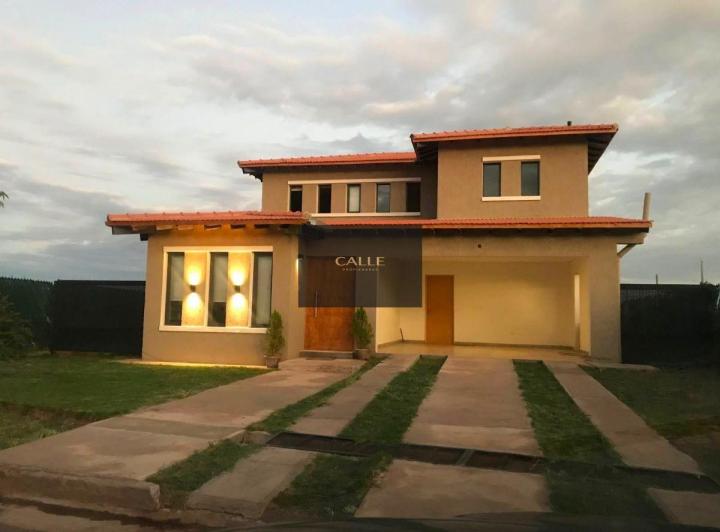 Casa · 216m² · 5 Ambientes · 2 Cocheras