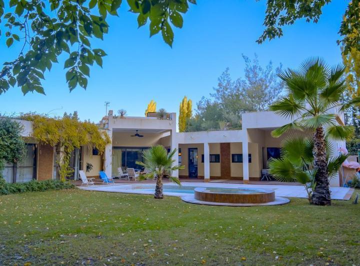Casa · 500m² · 5 Dormitorios · 2 Cocheras