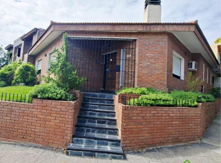 Casa · 180m² · 8 Ambientes · 1 Cochera