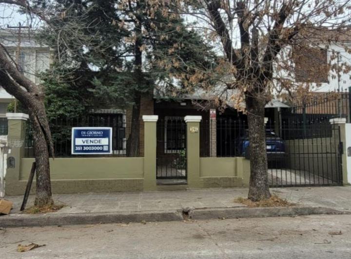 Casa · 180m² · 7 Ambientes · 1 Cochera