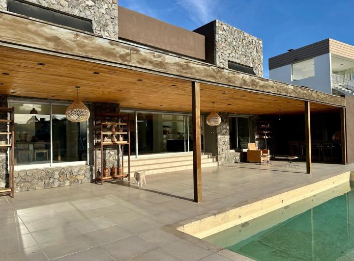 Casa · 485m² · 9 Ambientes · 4 Cocheras