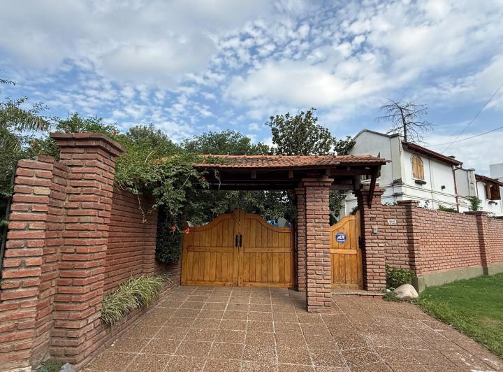 Casa · 263m² · 5 Dormitorios · 2 Cocheras