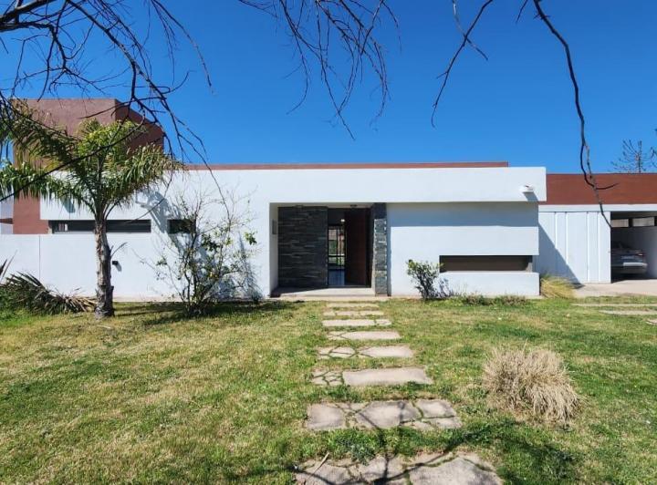 Casa · 300m² · 5 Ambientes