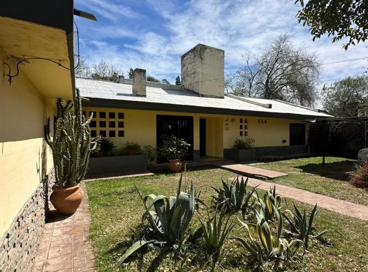 Casa · 252m² · 6 Ambientes · 2 Cocheras