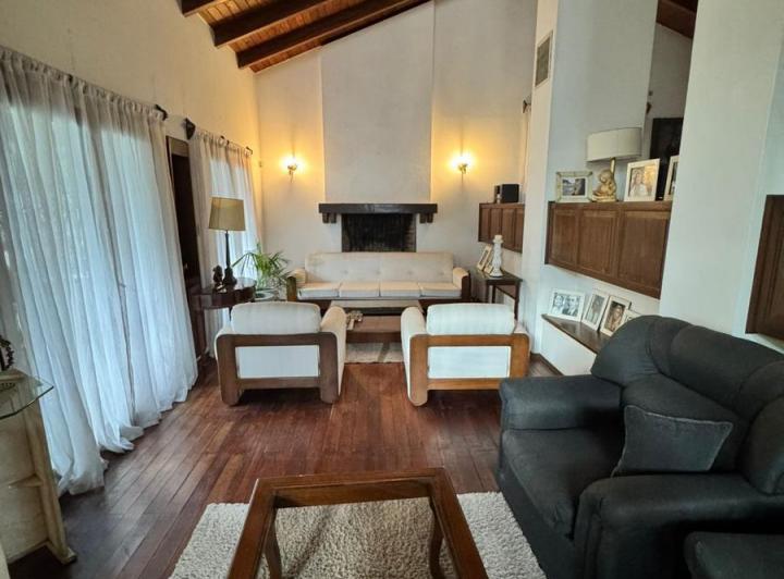 Casa · 331m² · 7 Ambientes · 2 Cocheras