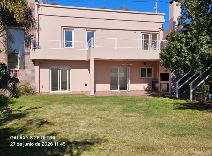 Casa · 150m² · 4 Ambientes · 3 Cocheras