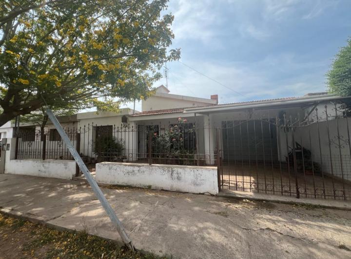 Casa · 244m² · 5 Ambientes · 1 Cochera