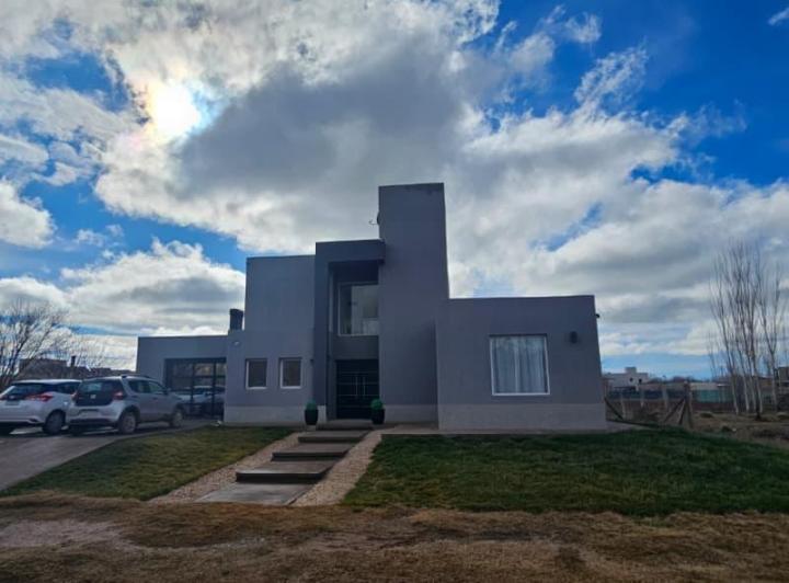 Casa · 180m² · 5 Ambientes · 4 Cocheras