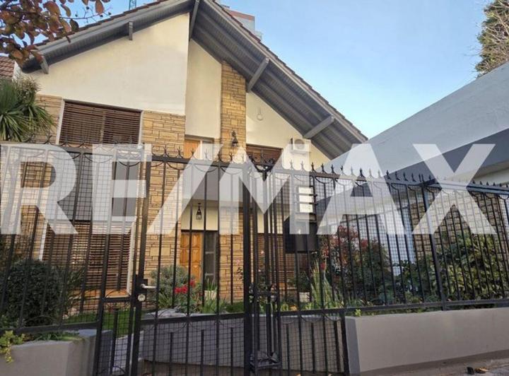 Casa · 226m² · 6 Ambientes · 1 Cochera