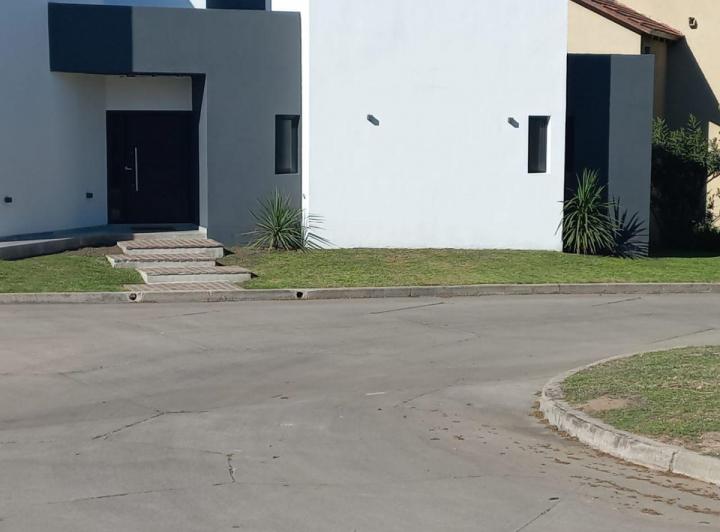 Casa · 320m² · 8 Ambientes · 4 Cocheras