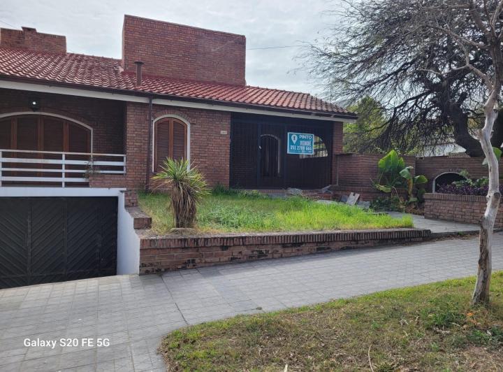 Casa · 380m² · 8 Ambientes · 2 Cocheras