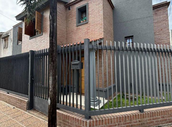 Casa · 180m² · 4 Ambientes · 1 Cochera