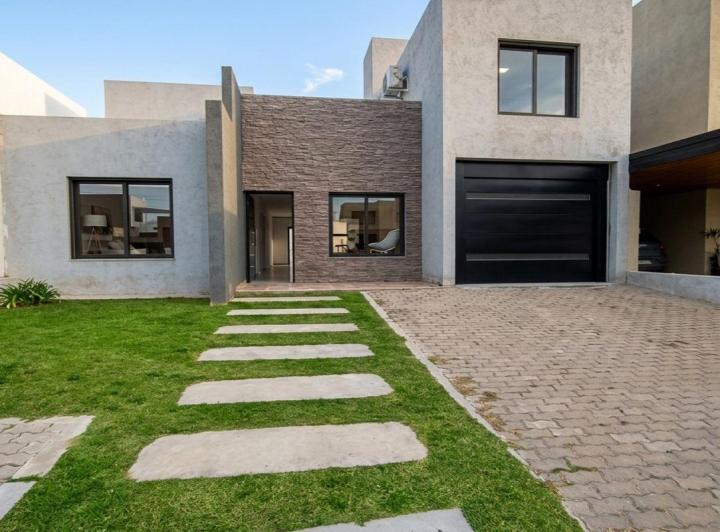 Casa · 180m² · 4 Ambientes · 2 Cocheras