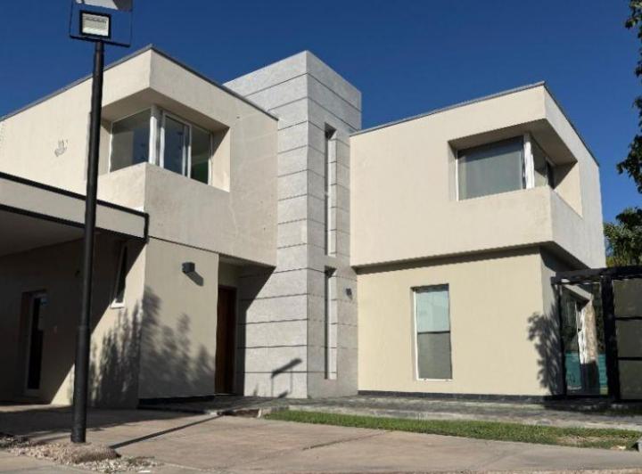 Casa · 220m² · 4 Ambientes · 2 Cocheras