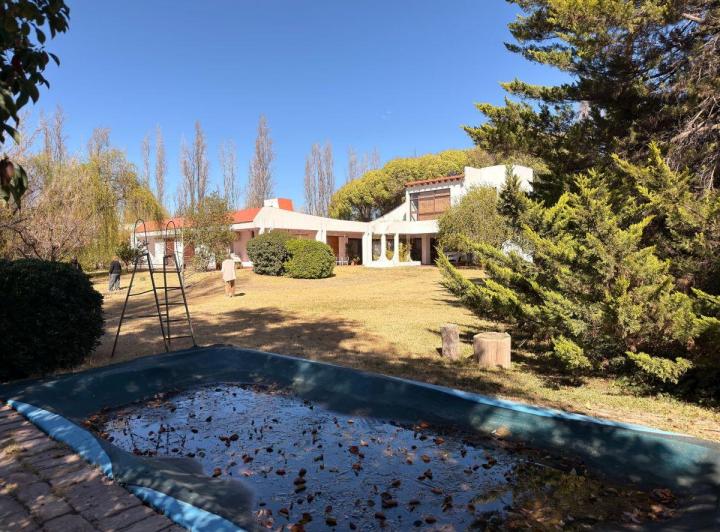 Casa · 444m² · 6 Ambientes · 2 Cocheras