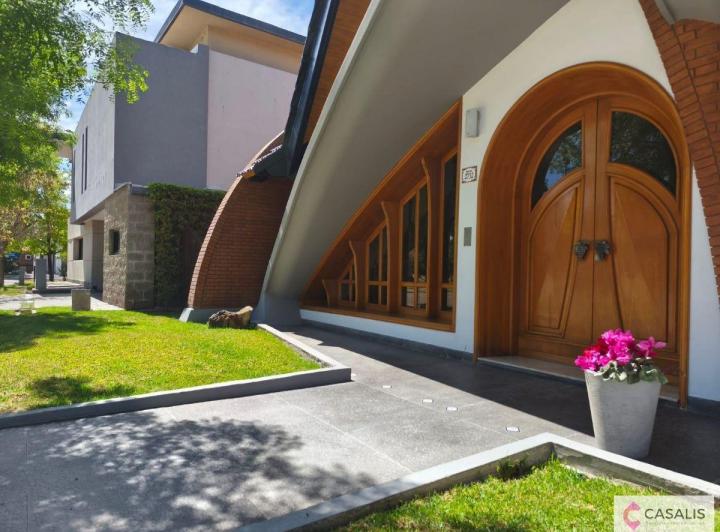 Casa · 520m² · 8 Ambientes · 3 Cocheras