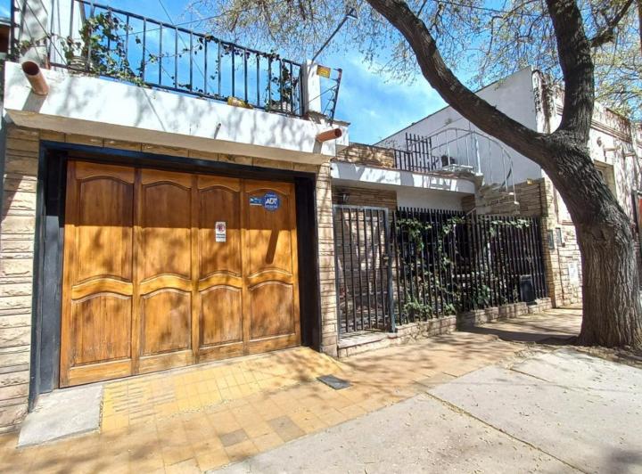 Casa · 266m² · 8 Ambientes · 1 Cochera