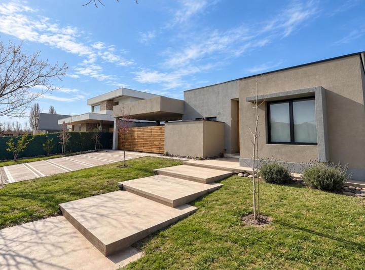 Casa · 167m² · 4 Ambientes · 2 Cocheras