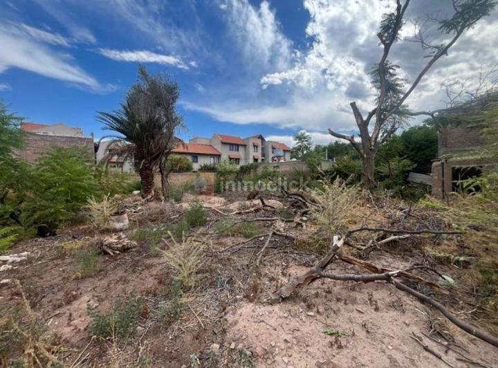 Terreno · 716m²