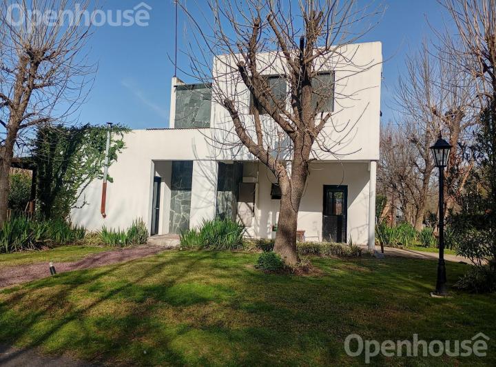 Casa · 93m² · 3 Ambientes · 2 Cocheras
