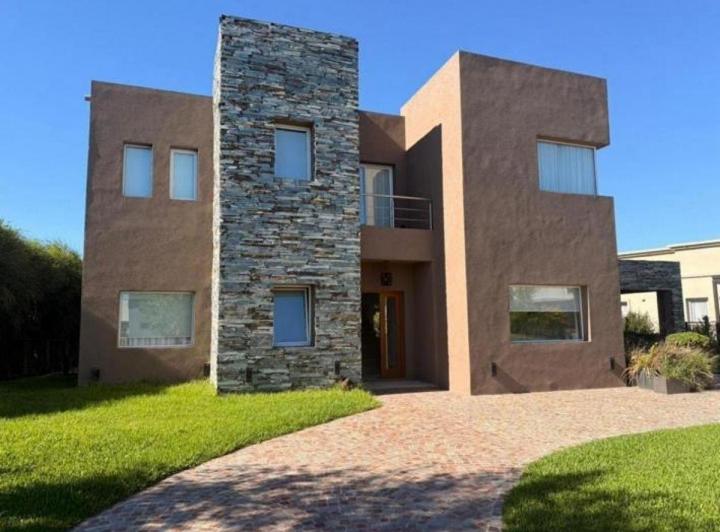 Casa · 260m² · 4 Ambientes