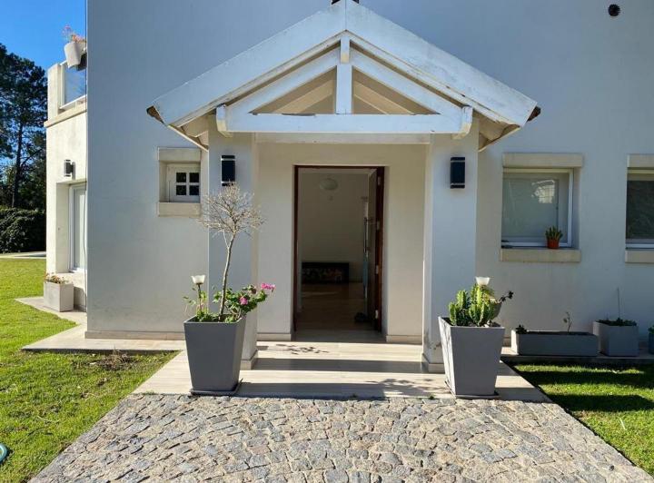 Casa · 180m² · 4 Ambientes · 2 Cocheras