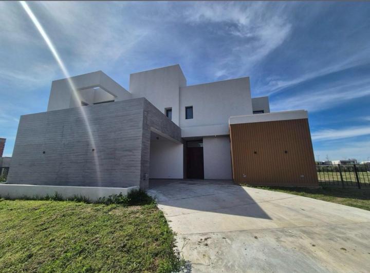 Casa · 325m² · 5 Ambientes · 2 Cocheras