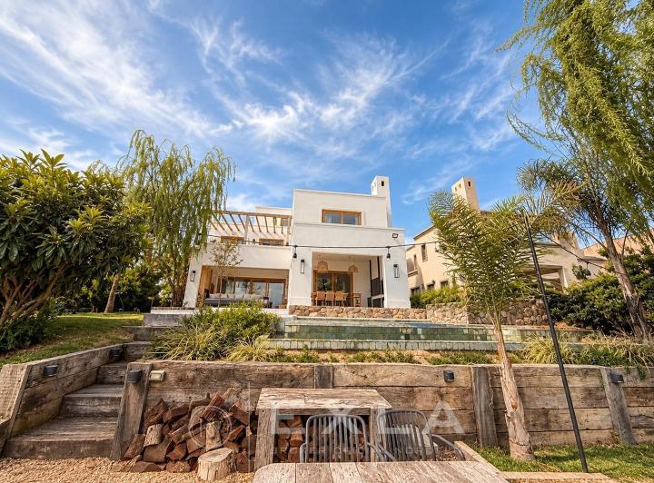 Casa · 426m² · 4 Ambientes · 1 Cochera